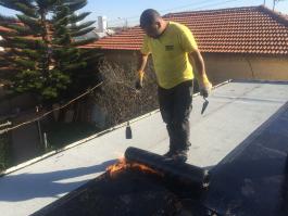 ביצוע איטום גג באמצעות הלחמת יריעות ביטומניות שמבצעת חברת האיטום המומלצת "כתר איטום וזיפות גגות"